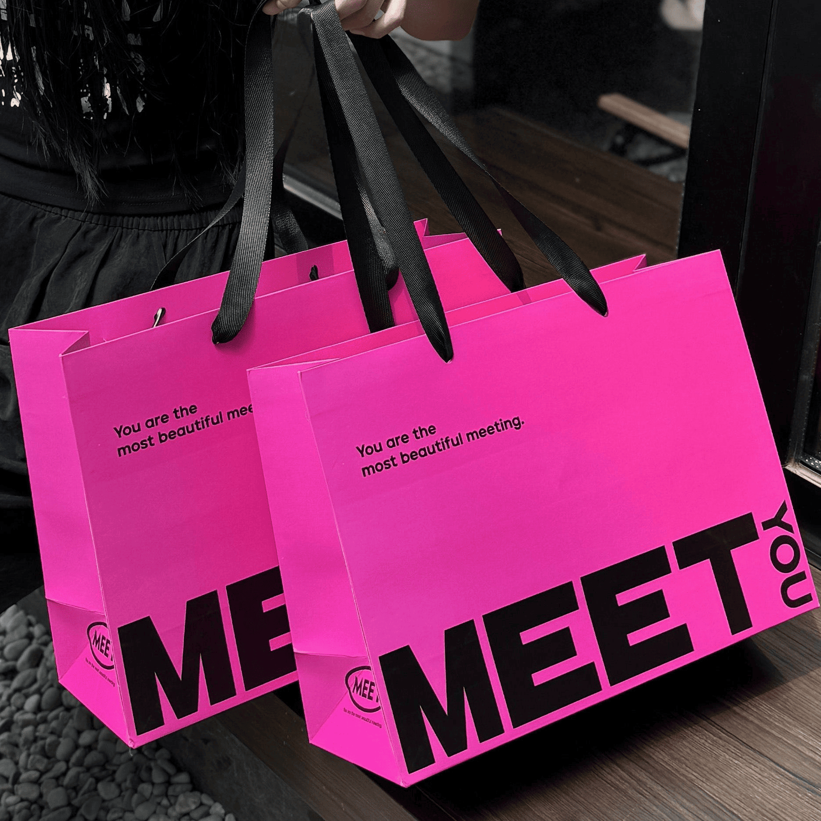 Trendy high-quality large-sized shopping art paper bags with fully customized details