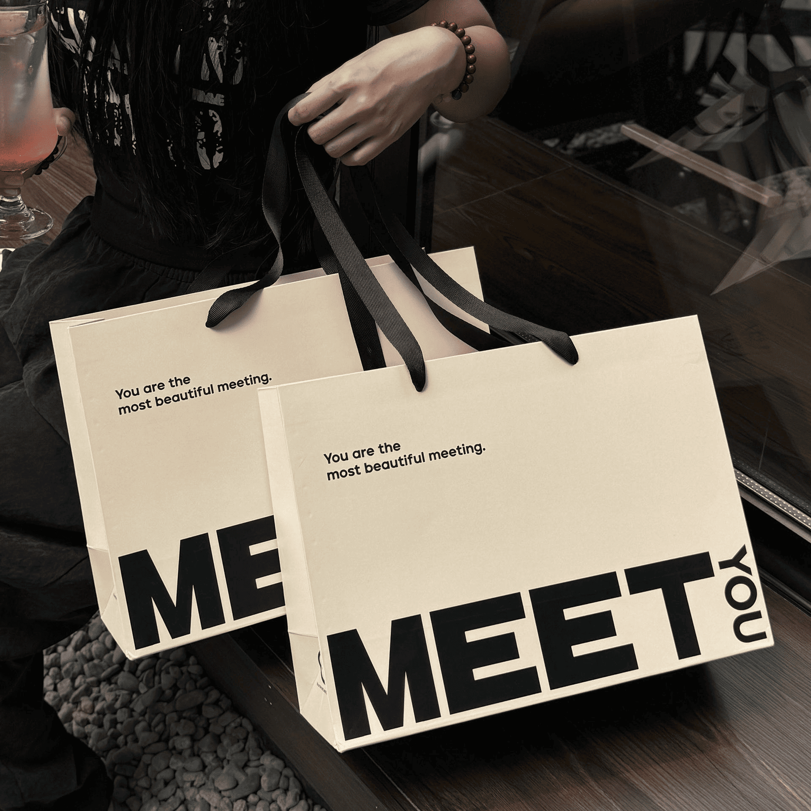 Trendy high-quality large-sized shopping art paper bags with fully customized details - Image 3